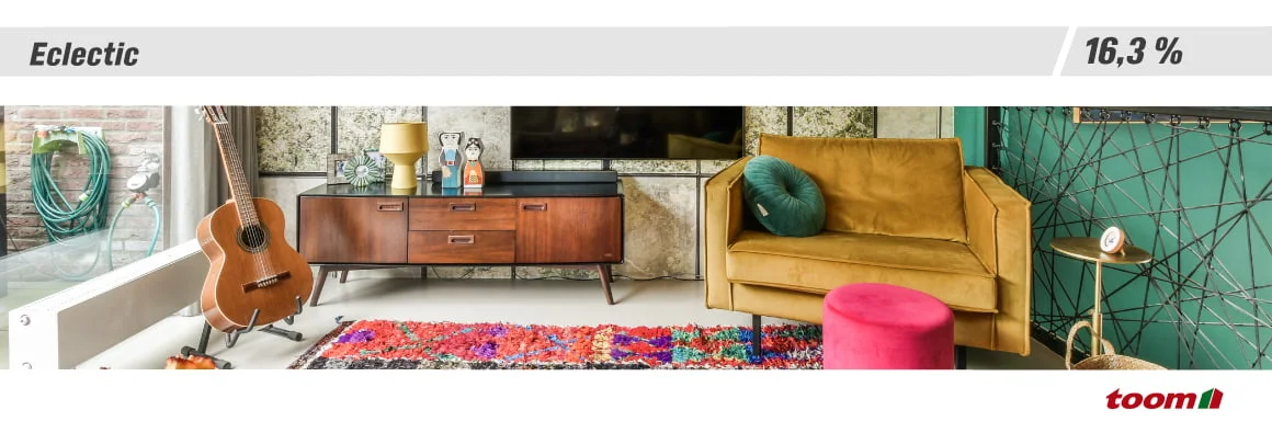 Eklektisches Wohnzimmer mit gelbem Sessel, Holzanrichte und Gitarre.